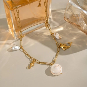Collier en acier inoxydable plaqué or 18K avec pendentifs hippocampe, dauphin et perle