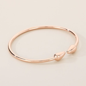 Détail d'un bracelet ouvert plaqué or rose 18 carats avec embouts en forme de goutte