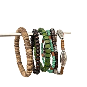 Böhmisches Set aus handgefertigten Holzperlen und Türkisperlen-Armbändern mit Sonnenanhängern