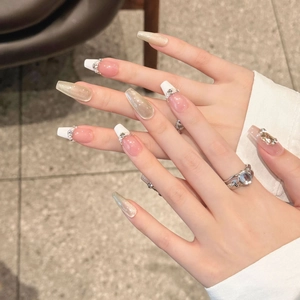 Faux ongles œil-de-chat roses avec pointes French, strass et perles sur forme cercueil