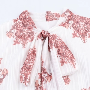Abito lungo bohémien con stampa paisley bianca con scollo a fiocco e righe metalliche