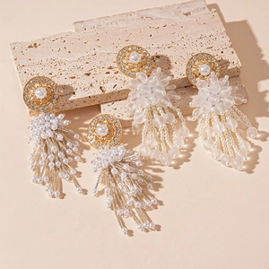 Boucles d'oreilles bohèmes avec perles fantaisie et strass sur fond de pierre