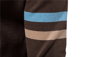 Détail de la manche d'un pull en maille marron café avec rayures bleu clair et beige