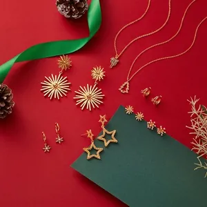 Set di gioielli natalizi placcati in oro con orecchini a stella, fiocco e collane