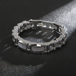 Dettaglio macro del bracciale maschile a catena in acciaio argento con inserto a rete