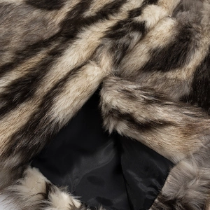 Dettaglio di ecopelliccia con stampa animalier soffice e fodera nera liscia