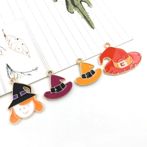 Vue macro de breloques chapeau de sorcière d'Halloween avec finition en émail