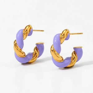 Détail de boucles d'oreilles créoles torsadées en émail doré et lavande design