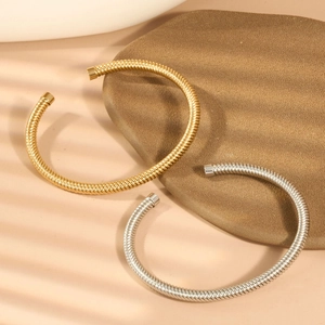 Detailansicht der französischen gedrehten Armreifen in Gold und Silber Optik