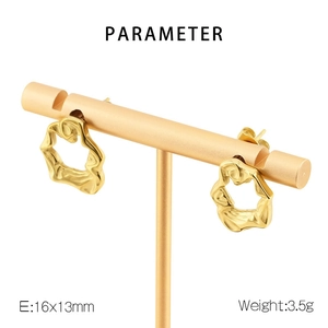 Détail de boucles d'oreilles dorées ondulées avec dimensions 16x13mm et poids 3,5g