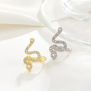 Ear cuff a forma di serpente con zirconi scintillanti in finiture oro e argento