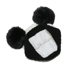 Détail du bonnet panda tricoté avec doublure polaire et pompons en fausse fourrure noire