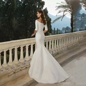 Robe de mariée sirène élégante en satin blanc avec col bateau et manches mi-longues