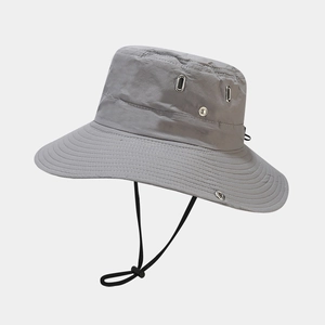 Dettaglio cappello da trekking grigio con fori di ventilazione e cordino regolabile