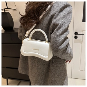 Détail du sac à bandoulière blanc à ondes irrégulières avec logo Fashion doré