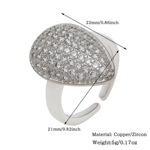 Macro-opname met afmetingen 22mm bij 21mm en gewichtsdetails van de zilveren zirkoon ring