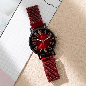 Montre femme avec cadran dégradé rouge et bracelet magnétique en maille rouge