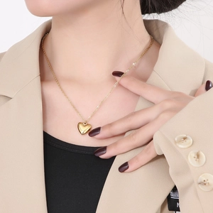 Elegante goldene Herzkette an minimalistischer Kette, professionelle Modelfoto-Ansicht