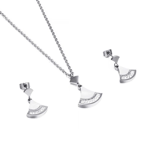 Parure de bijoux argentée avec collier coquillage, chiffres romains et zircons