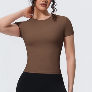 Gros plan du t-shirt de yoga marron montrant le tissu mat élastique et respirant