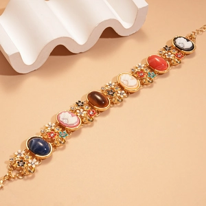 Makro-Detail eines Vintage-Cameo-Armbands mit bunten Steinen und floralem Harzrelief