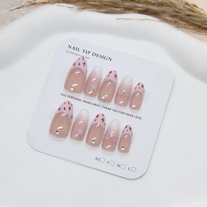 Roze cat-eye plaknagels met luipaardprint, sterren en 3D-strikjes en strass-details
