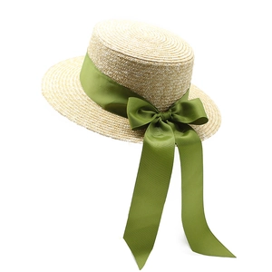 Canotier en paille classique avec large ruban olive pour les vacances d'été à la mer