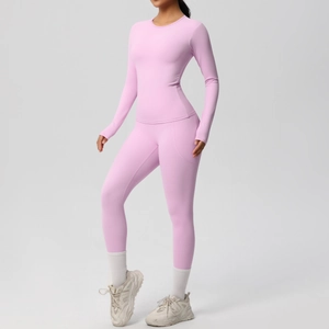 Vue détaillée de l'ensemble de yoga sans couture rose-violet avec haut à manches longues