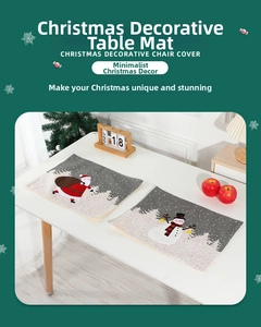 Dettaglio di tovagliette natalizie con motivi di Babbo Natale e pupazzo di neve in cotone lino