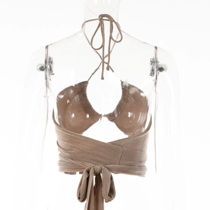 Détail du haut dos nu marron camel en satin avec lacets réglables à l'arrière
