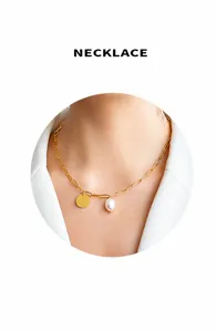 Λεπτομέρεια από επιχρυσωμένο κολιέ 18K με αλυσίδα συνδετήρα και κρεμαστό μαργαριτάρι