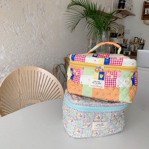 Trousses de maquillage en coton matelassé avec patchwork floral et poignées de transport