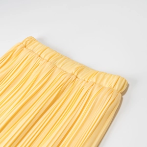 Vue détaillée de la jupe longue plissée jaune montrant la texture fine et la taille élastique