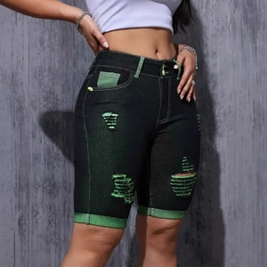 Damen Denim-Shorts in Schwarz mit grünen Kontrastdetails und modischen Destroyed-Effekten