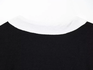 Gros plan détaillé du col contrasté noir et blanc sur l'ensemble tailleur en tweed