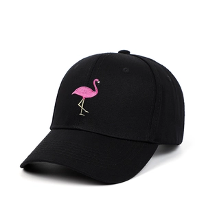 Casquette de baseball noire classique avec broderie flamant rose et sangle ajustable