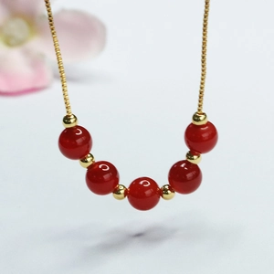 Collier élégant avec perles en agate rouge naturelle et détails dorés de style vintage