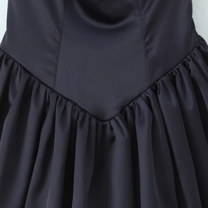 Robe dos nu en satin bouffante avec ourlet plissé et détail de taille ajustée