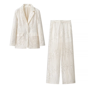 Elegante completo blazer bianco con paillettes composto da giacca a maniche lunghe e pantaloni