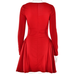 Détail de la robe rouge à manches longues avec plis à la taille et texture en maille lisse