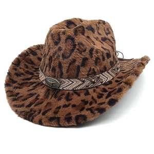 Cowboyhut mit Leopardenmuster, Plüsch-Textur und Bullenkopf-Metallelementen verziert