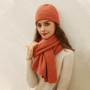 Set berretto e sciarpa in maglia arancione in tessuto morbido caldo finto cashmere
