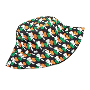 Dettaglio cappello pescatore San Patrizio con stampe trifoglio verde bianco arancio