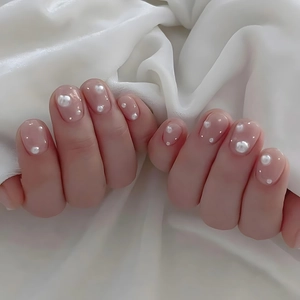 Faux Ongles Courts Carrés Ronds Rose Nude Brillant Faux Künstliche Perle Goujons Métalliques Style Français Élégant Manucure