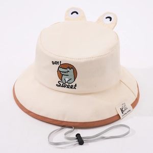 Détail d'un chapeau soleil bébé avec broderie crocodile et mentonnière réglable