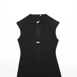 Eng anliegendes ärmelloses Maxikleid in Schwarz mit schickem Ausschnitt und Metallschnallen
