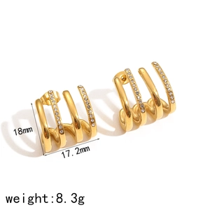 Vue détaillée de boucles d'oreilles griffes dorées serties de zircons et dimensions