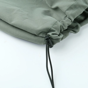 Vista dettagliata dei pantaloni cargo verde oliva con cordoncino elastico e fermo regolabile