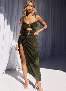 Détail du maillot de bain vert olive métallisé avec découpes à la taille et boucle dorée