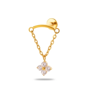G23 Titan Gold Cartilage Piercing mit Kleeblatt-Anhänger und Zirkonkette auf weißem Grund